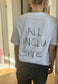 Foto vom T-Shirt "All Inclusive" von hinten. Auf dem Shirt ist ein großer Schriftzug handgeschrieben mit "All Inclusive"