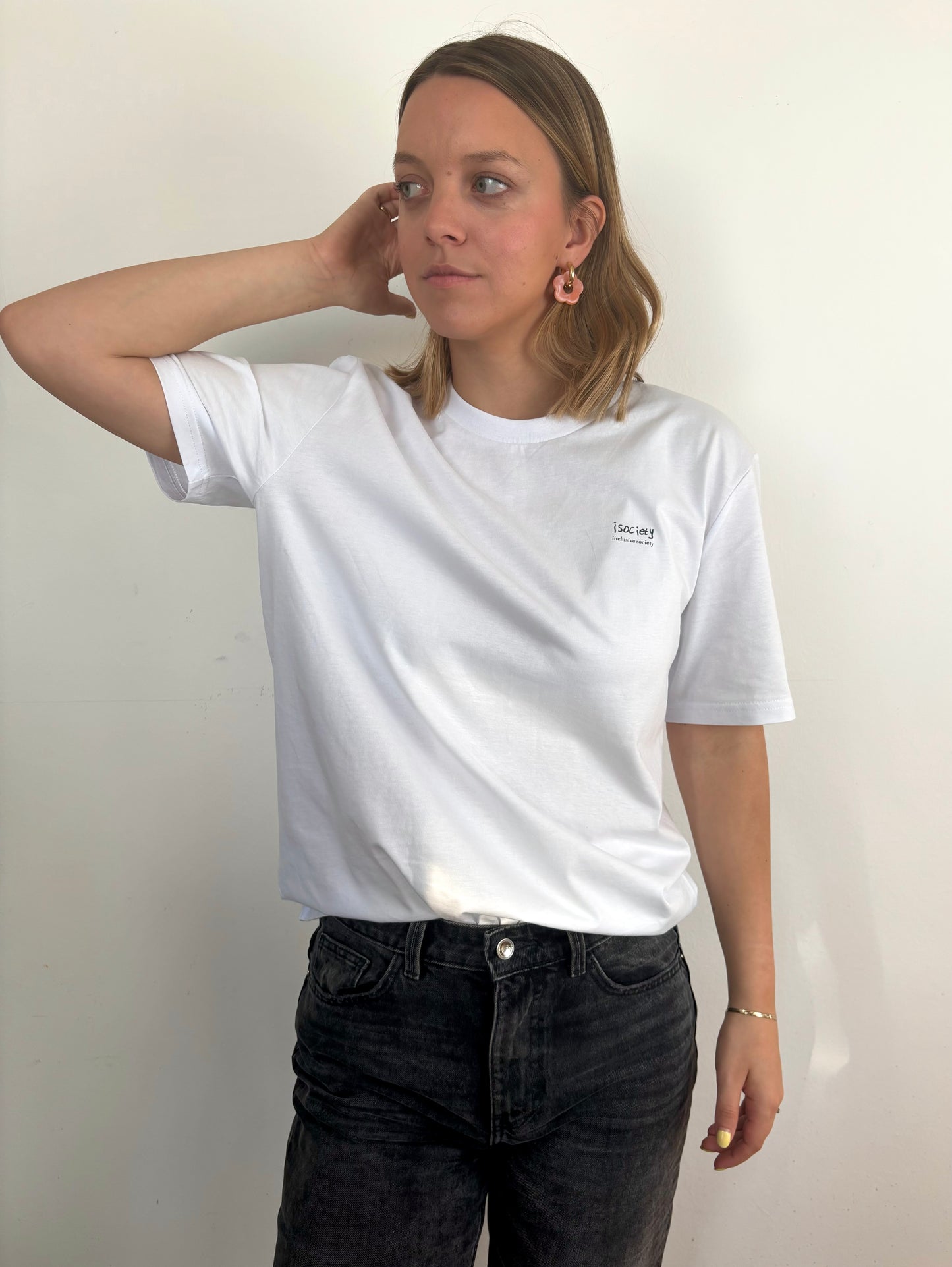 Foto vom T-Shirt "All Inclusive" von vorne. Auf dem Shirt ist ein kleiner Schriftzug mit "isociety: inclusive society"