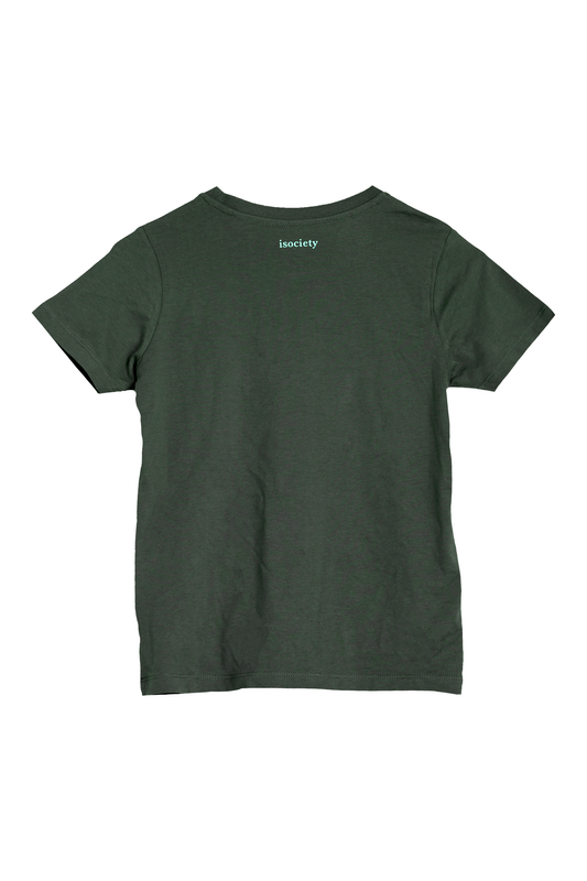 Das Kinder T-Shirt Juki in khaki mit dem isociety Smiley in mint. Das Shirt ist hier von hinten zu sehen. Im Nackenbereich ist der Aufdruck isociety zu sehen in der Farbe mint. Der Hintergrund ides Bildes ist weiß.