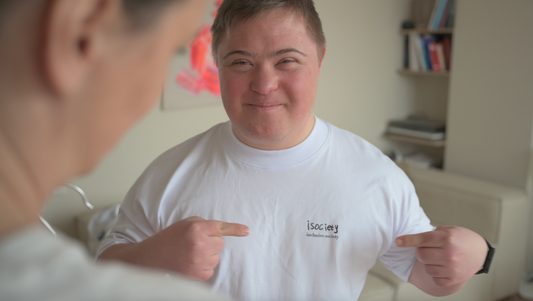 Timo trägt das Shirt "All Inclusive" und lächelt