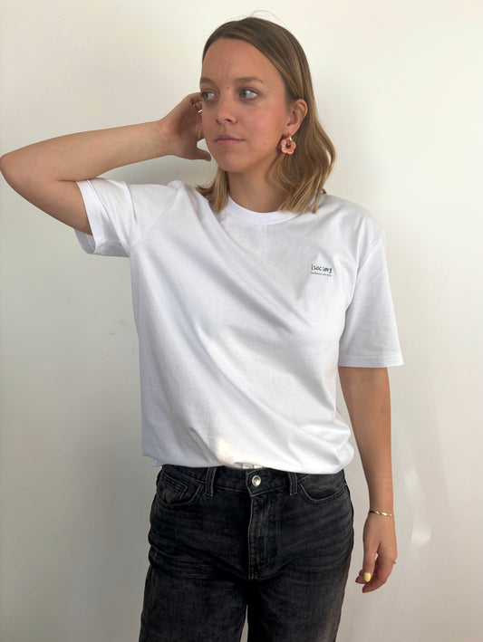 Foto vom T-Shirt "All Inclusive" von vorne. Auf dem Shirt ist ein kleiner Schriftzug mit "isociety: inclusive society"