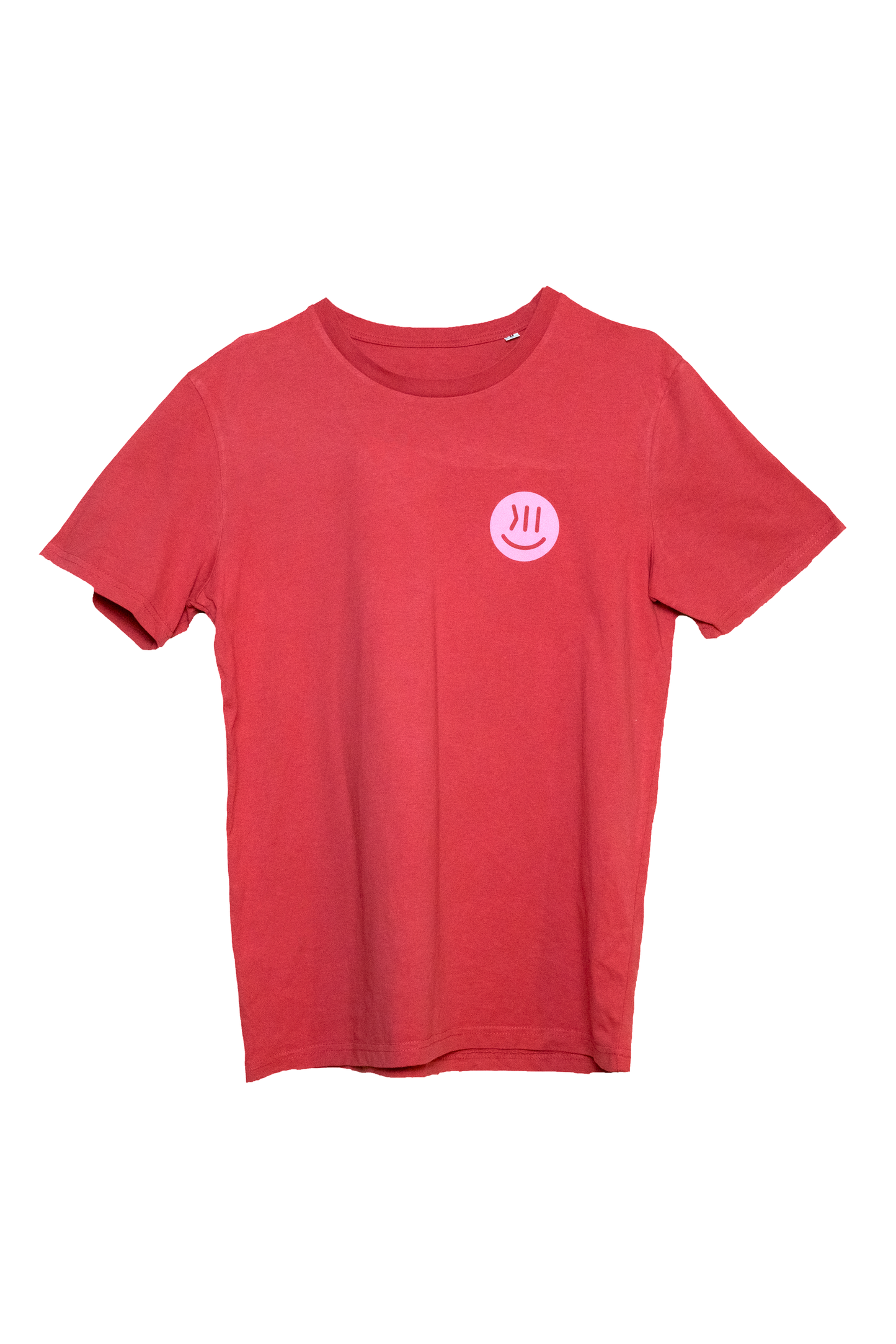 Das T-Shirt mit dem Namen Maxi für Erwachsene. Es ist in der Farbe Carmine Red. Hier ist es vor weißem Hintergrund zu sehen. Auf der Brust ist der isociety Smiley in rosa zu erkennen. 
