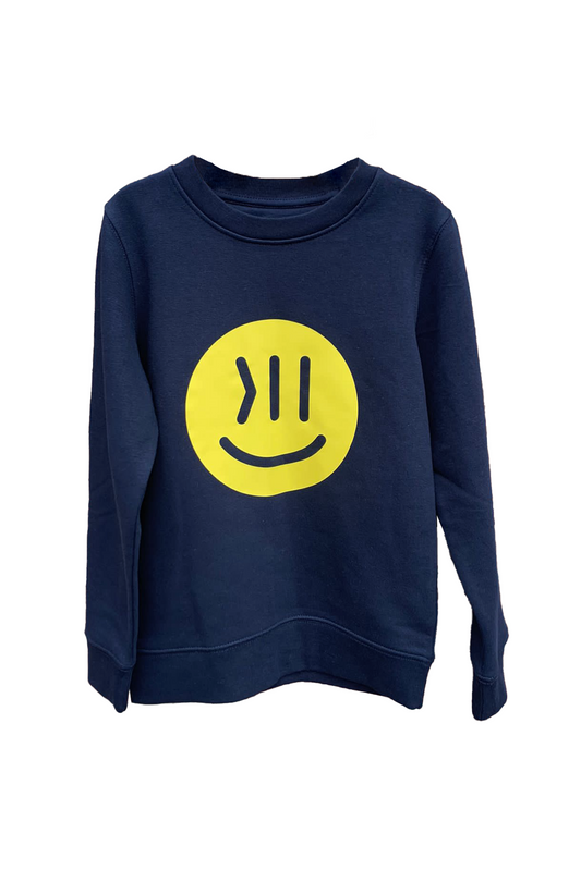 Ein Sweatshirt für Kinder in einem dunklen Blauton. Der Sweater heißt Elia.  Auf der Brust ist der isociety Smiley in ca. 18 cm Durchmesser zu sehen.