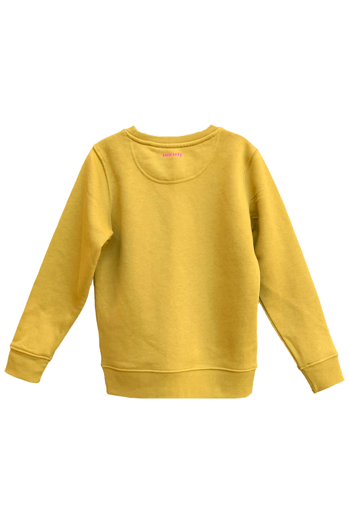 Hier ist der Sweater Kim in ochre von hinten zu sehen. Der Hintergrund ist weiß. Im Nackenreich ist die Aufschrift isociety in knallligem pink zu sehen.
