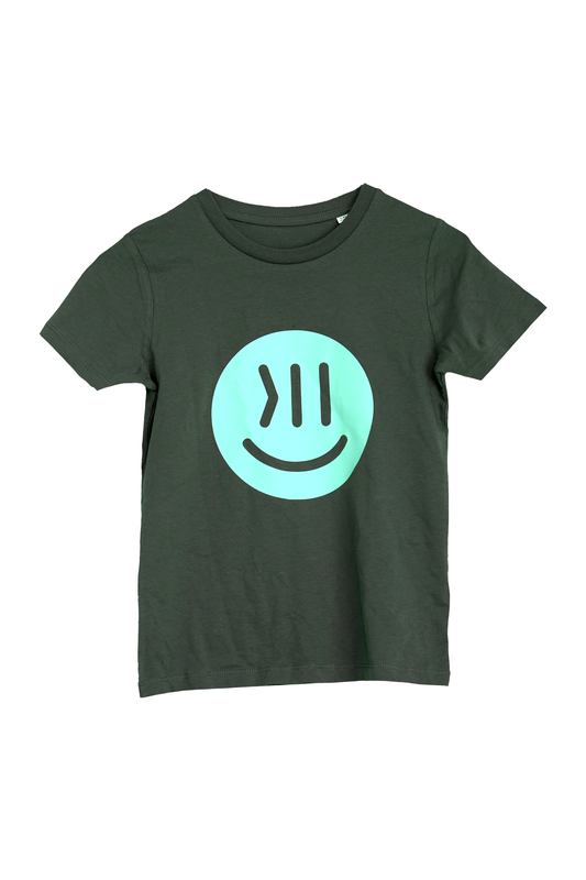 Ein T-Shirt für Kinder in der Farbe khaki mit dem isociety Smiley in der Farbe mint. Der Smiley ist sehr groß, in etwa 18 cm. Er wirkt knallig und frisch auf dem Shirt. Das Shirt hat den Namen Juki. 